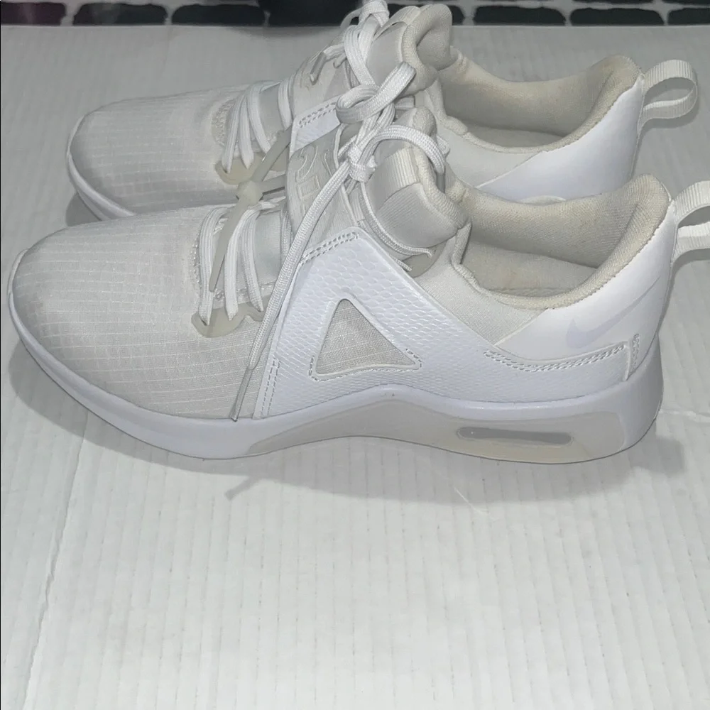 NEW Nike Womens Air Max Bella TR 5 Fitness Running Shoes White Women’s Sz 7